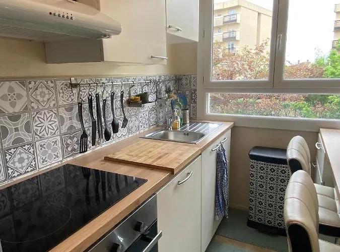 Superbe Au Calme Avec Parking Gratuit. *